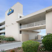 Outer Banks Hotels & Vacation Rentals, Days Inn & Suites Mariner